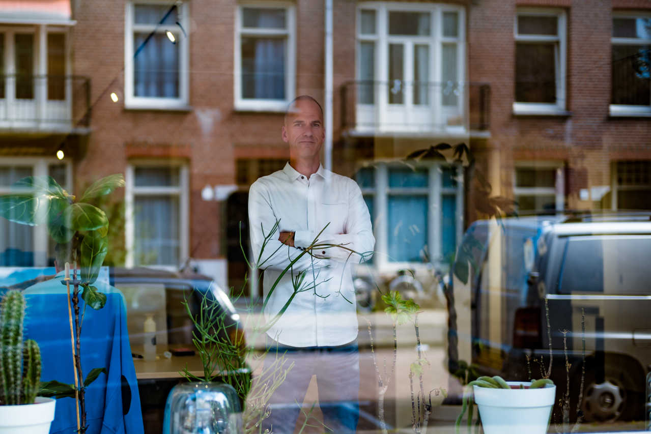 Foto van eigenaar Jeroen Potters achter raam van kantoorpand